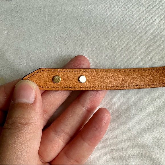 [SOLD] Authentic LOUIS VUITTON ESSENTIAL V BRACELET IN MONOGRAM SIZE 17 - Picture 10 of 12